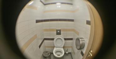 Кто и зачем устанавливает скрытые камеры в общественных туалетах Подсматривание женский туалет